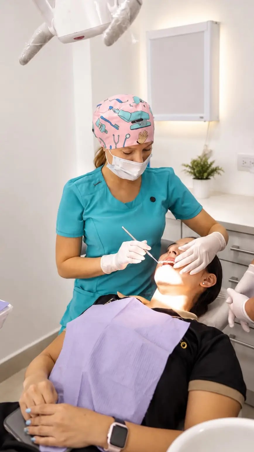 Atención odontológica a una paciente en el sillón dental