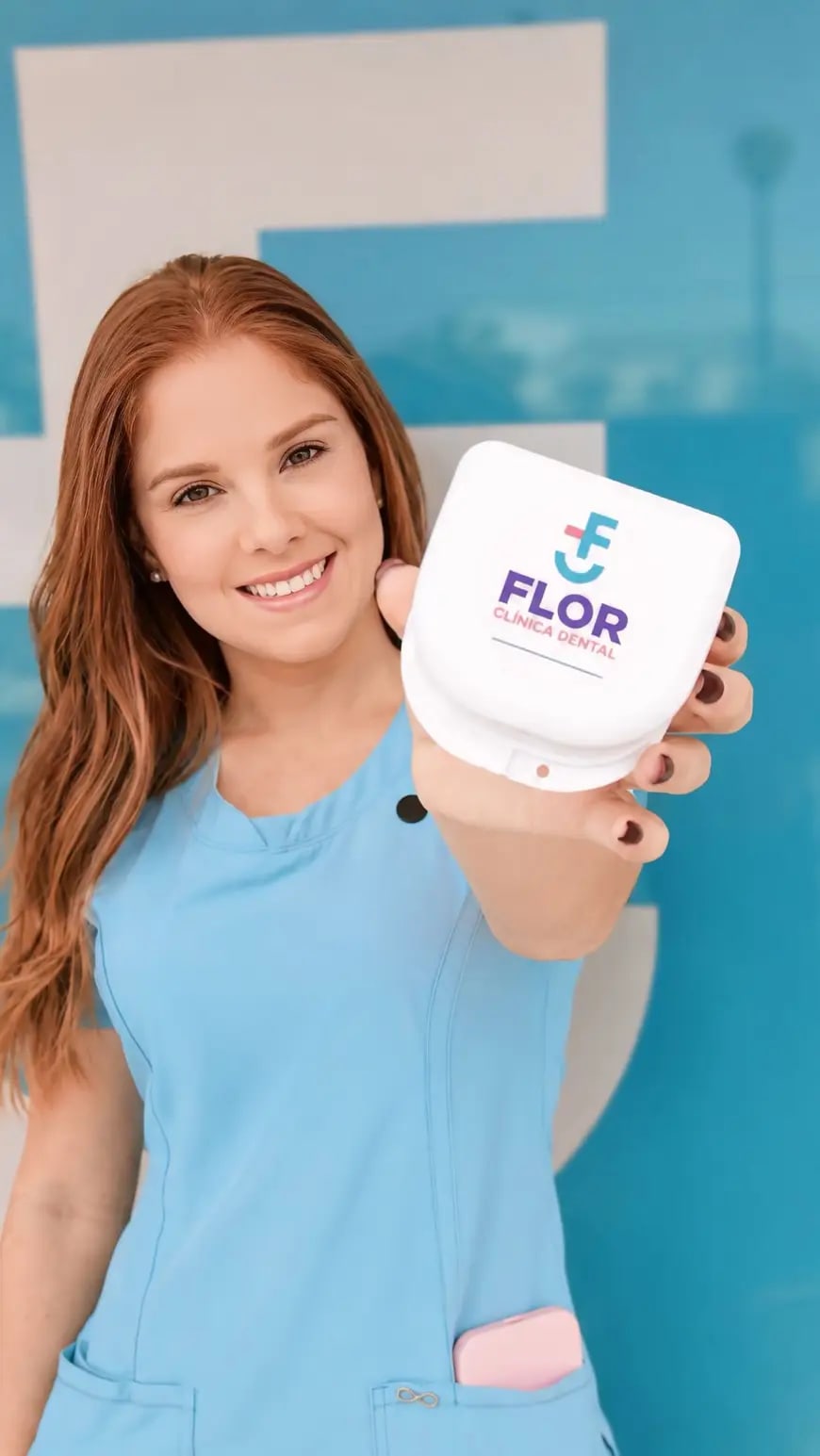 Estuche de retenedor de la Clínica Dental Flor